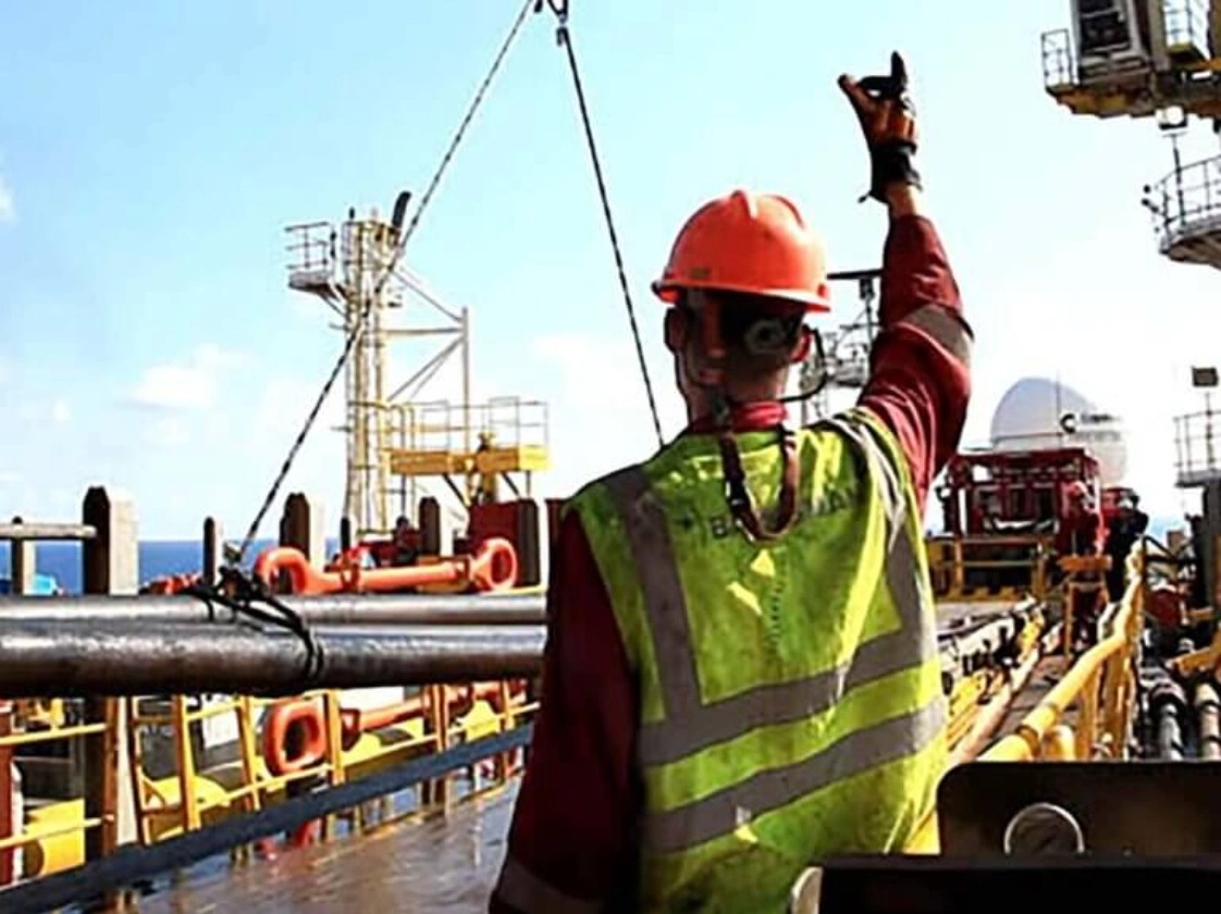 Dredger Deck Crane Safety Procedure Practical Shipboard Lifting Rules, Field SOP, and Decision Triggers